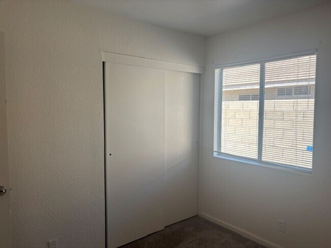 Building Photo - 4 Bedroom/2 Bath Home in the Northwest - $2395 Per Month!