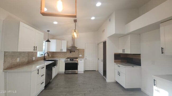 Primary Photo - 1433 E Kerry Ln