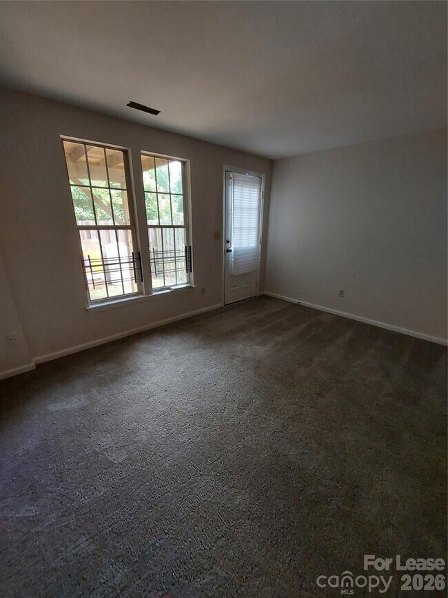 Building Photo - 675 Lex Dr