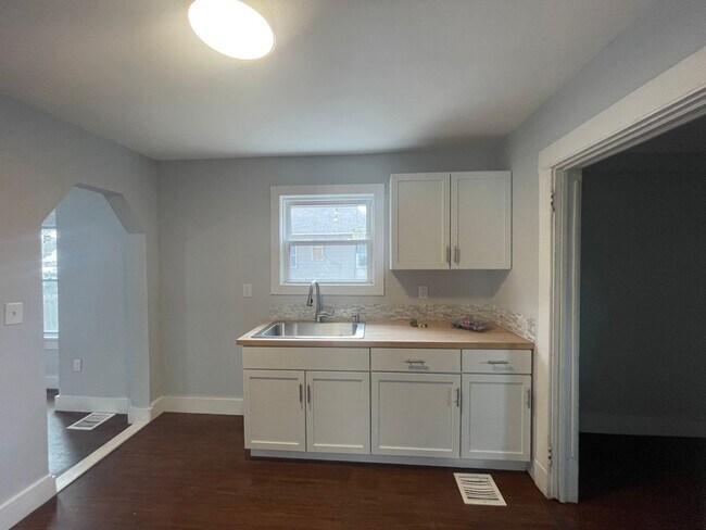 Building Photo - Remodeled 2 Bed/1 Bath home off 23rd!