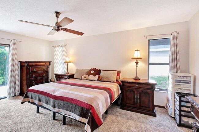 Building Photo - 362 SE Calmoso Dr