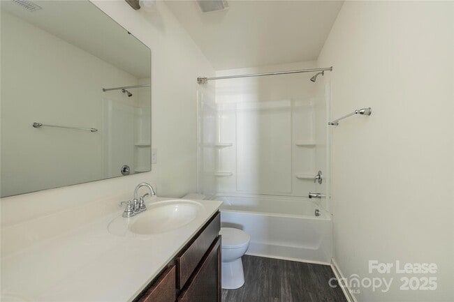 Building Photo - 710 Yorkshire Dr