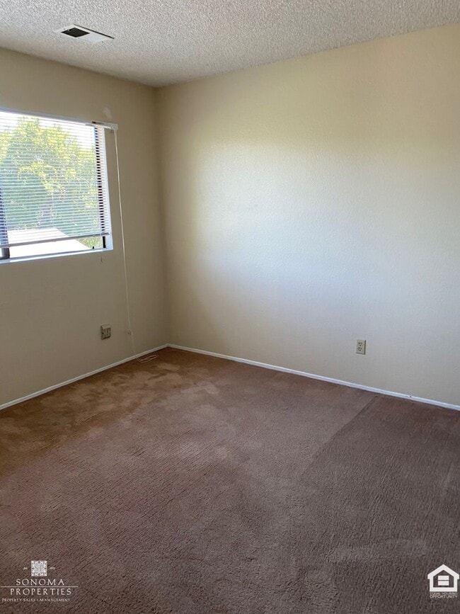 Building Photo - Townhouse in Desirable Location, Near Shopping, Bike Trails, Water & Garbage Included