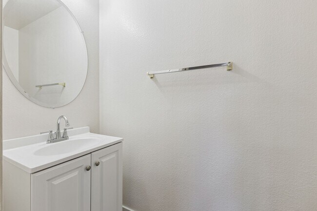 Building Photo - Spacious 2 Story 4 Bedroom 2.5 Bath Home L...