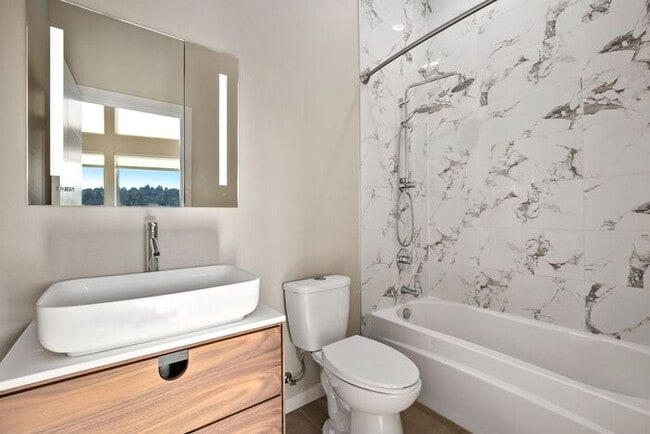 Building Photo - Elegant Mt. Baker End Unit Townhome with AIR CONDITIONING