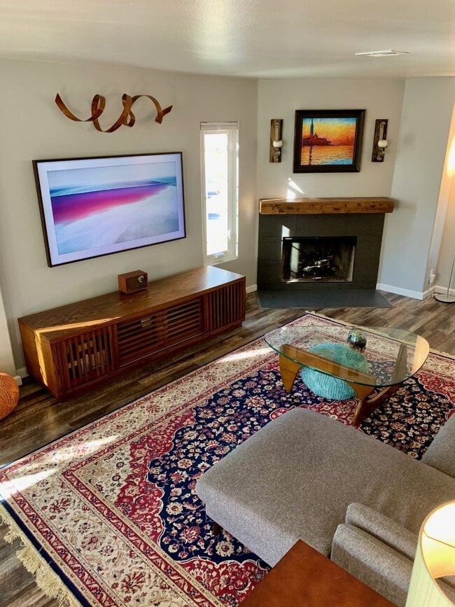 Building Photo - 3 bed updated OB townhome, near beach