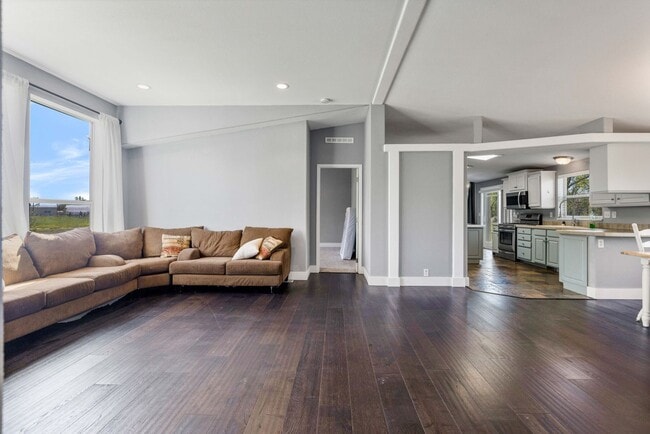 Building Photo - Short term leases available: 3 bed 2 bath ...
