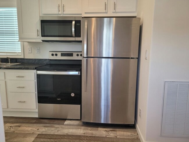 Building Photo - 5552 Annette St