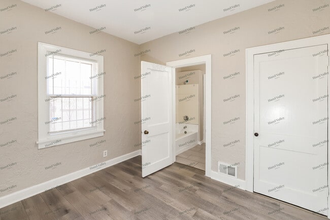 Building Photo - 4123 E 6 St