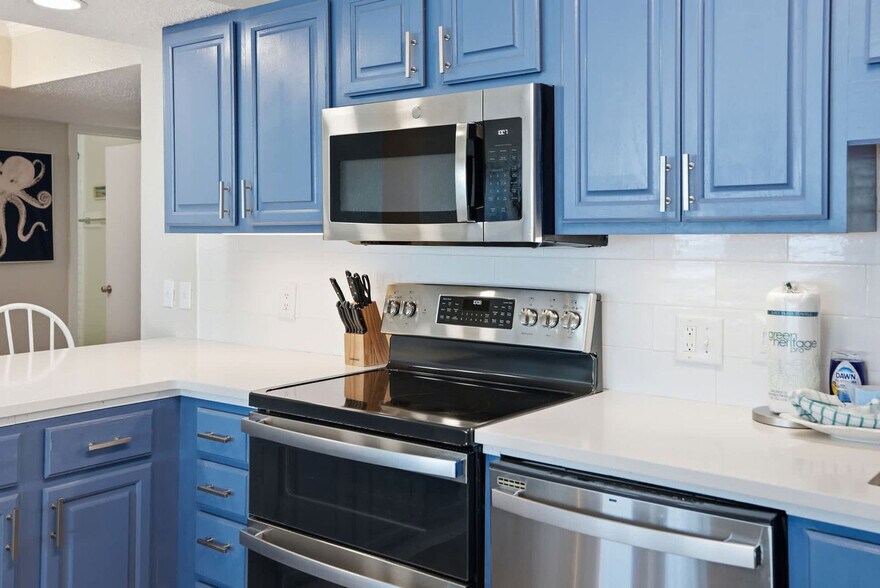 Building Photo - 8743 Thomas Dr