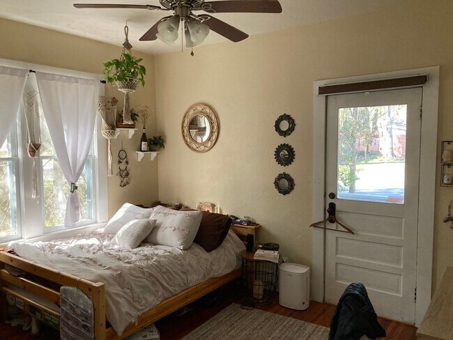 Building Photo - Beautiful, Large 3 Bedroom House Steps fro...