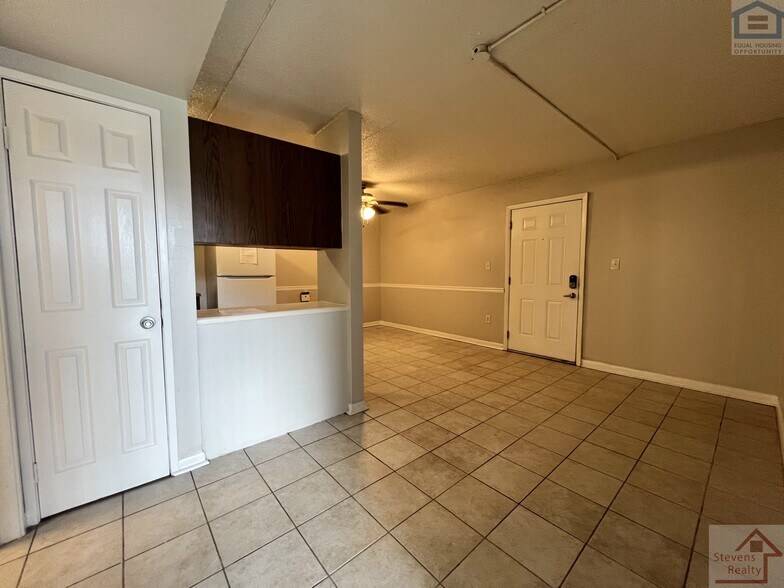 Building Photo - 915 S Seminole Dr