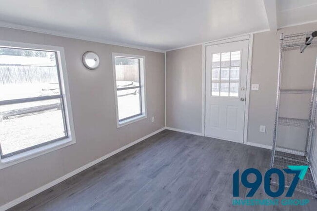 Building Photo - Spacious 5-Bedroom Home in Moore with Rece...