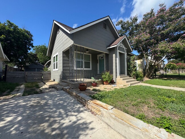 Building Photo - Lovely 3 Bedroom, 2 Bath Bungalow in the H...
