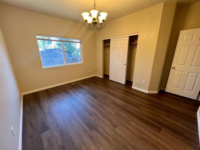 Building Photo - 2635 Parkwood Village Ln