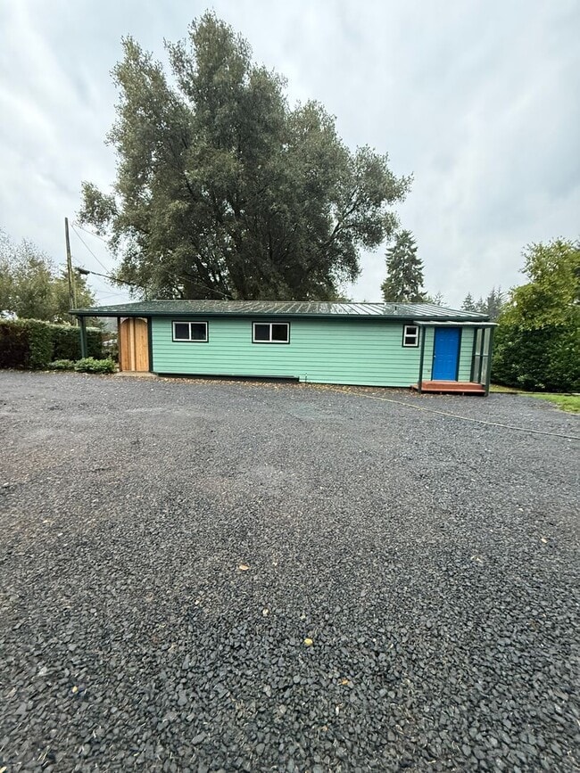 Building Photo - Newly Updated! 3 Bed/2 Bath House on a Large Lot!