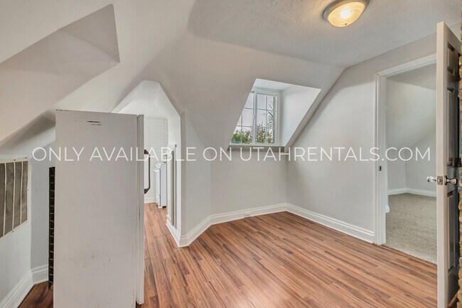 Building Photo - 1040 E 200 S