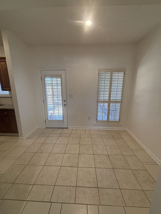 Building Photo - Fully Renovated 2 bed 2.5 bath Townhome in...