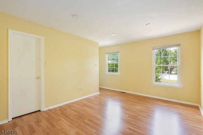 Building Photo - 44 Whitby Cir