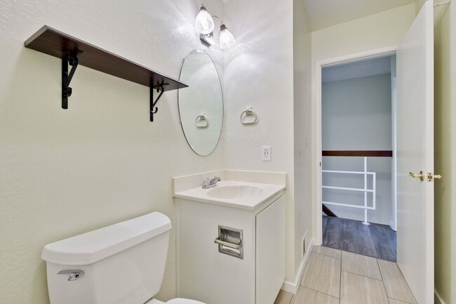 Building Photo - Lovely and Spacious 2BR 2.5BA Condo in Gre...