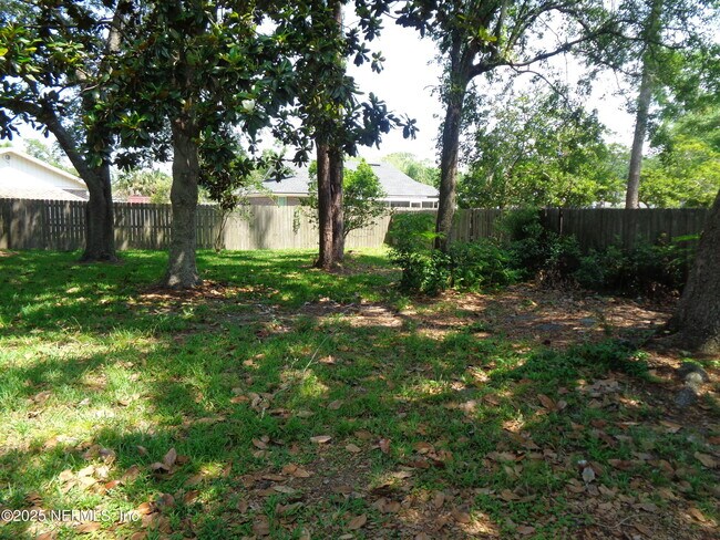 Building Photo - 812 Maplewood Ln