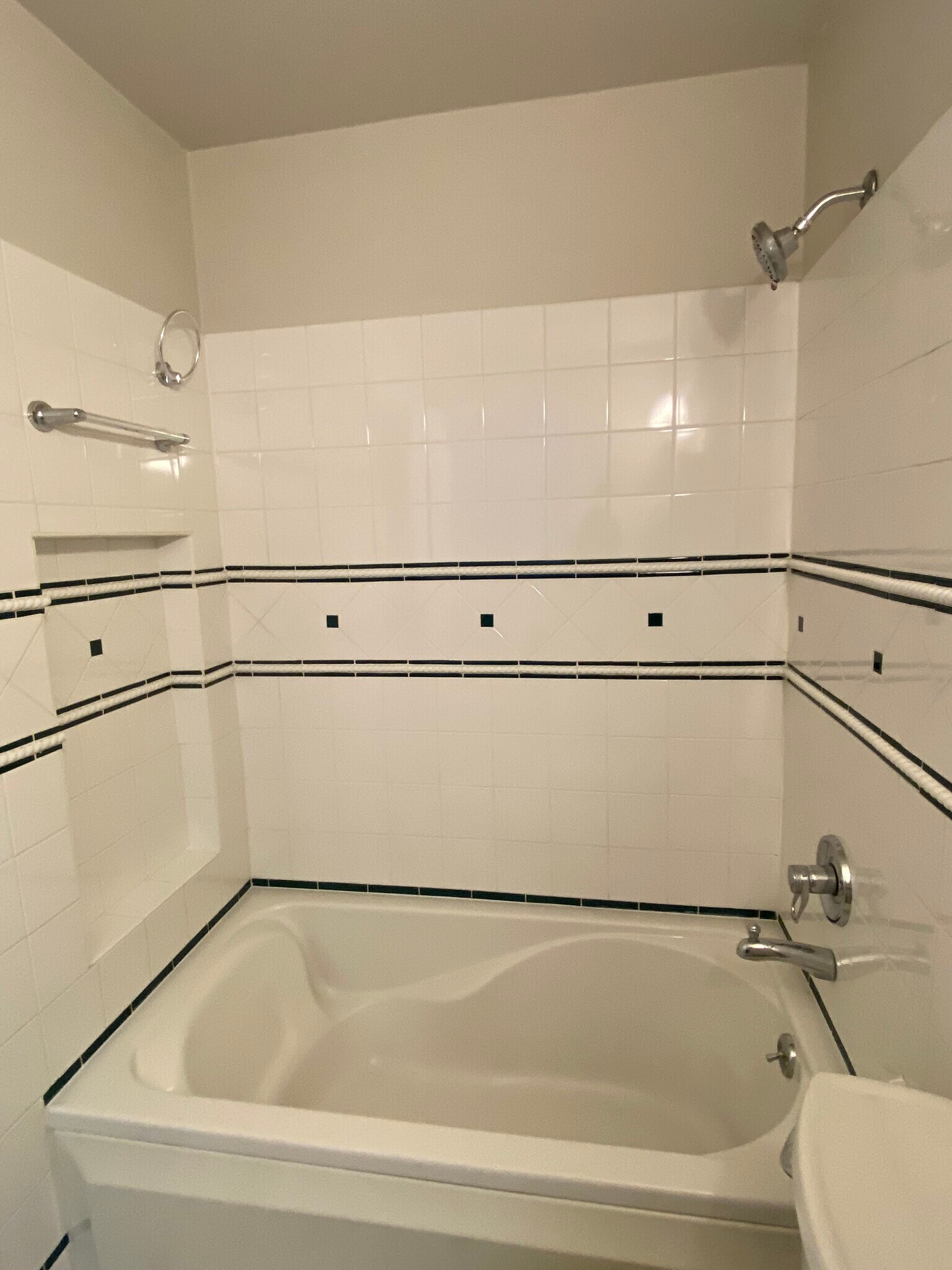Bathroom - 6884 W Touhy Ave