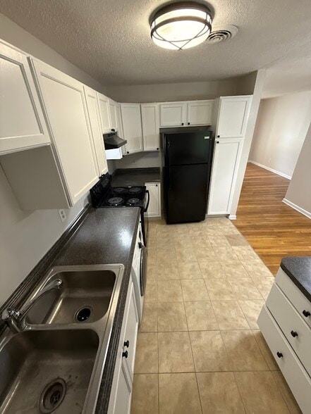 Building Photo - 135 E Hill St