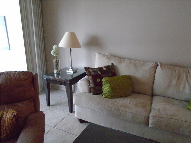 Building Photo - 3165 NE 48th Ct