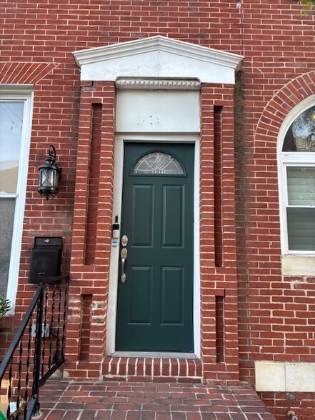 Building Photo - 1013 W Cross St