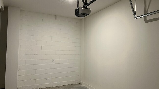 Building Photo - Like New 1/1 Garage Apartment with 1-Car G...