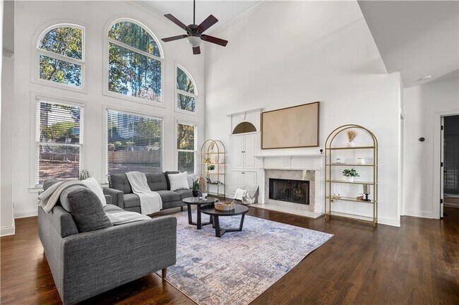 Building Photo - 3713 Lake Edge Dr