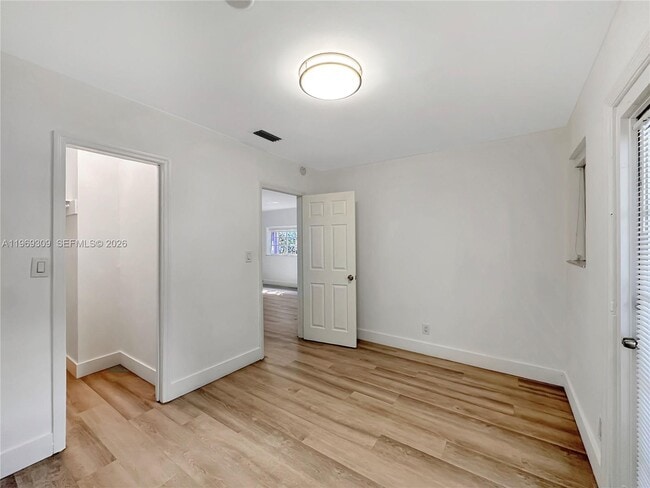 Building Photo - 969 Bay Dr