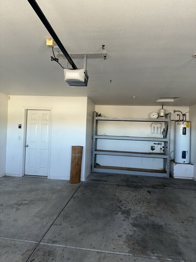 Building Photo - Unfurnished Pool Home