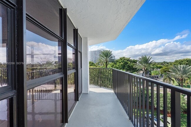 Building Photo - 600 Parkview Dr