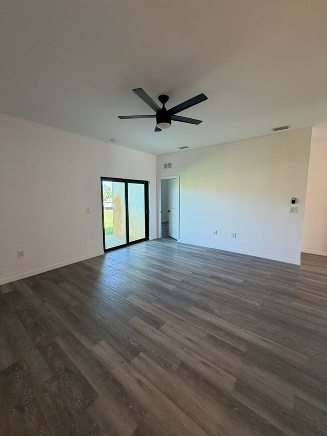 Building Photo - 2122 Armour Rd