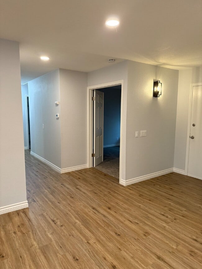 Building Photo - Beautifully remodeled home - Must see!   1...