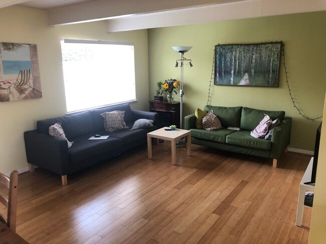 Building Photo - 3 Bed/ 2 Bathroom House in Santa Cruz