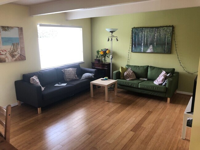 Building Photo - 3 Bed/ 2 Bathroom Town House in Santa Cruz