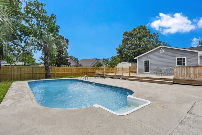 Building Photo - Gorgeous 4 bedroom, 3 1/2 bathroom home wi...