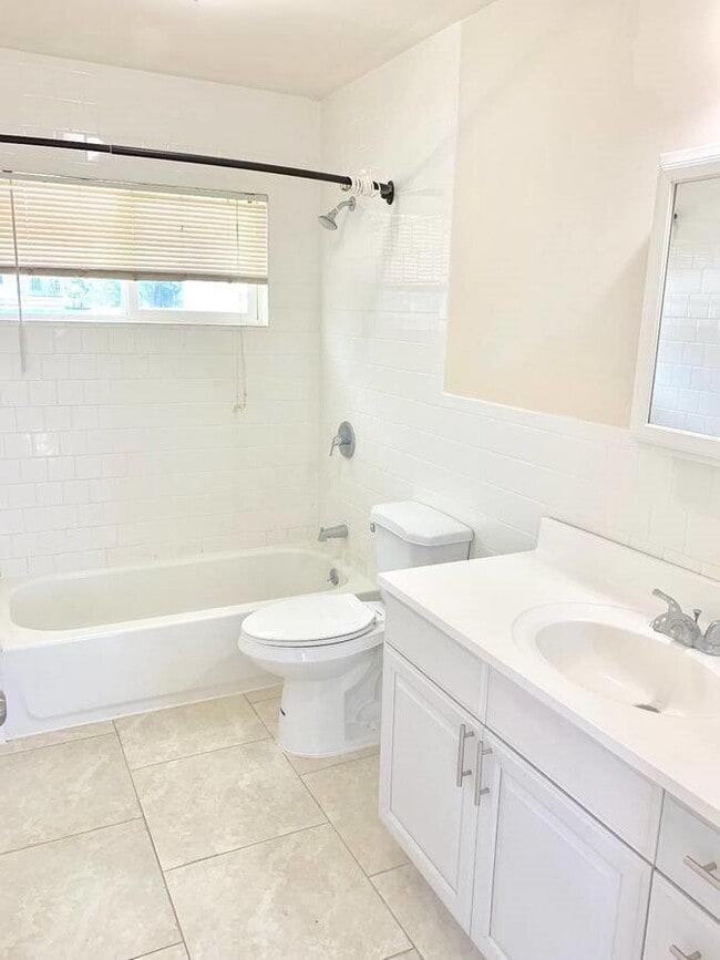 Building Photo - 3 bedroom, 2 bathroom, 1 parking in Salt L...