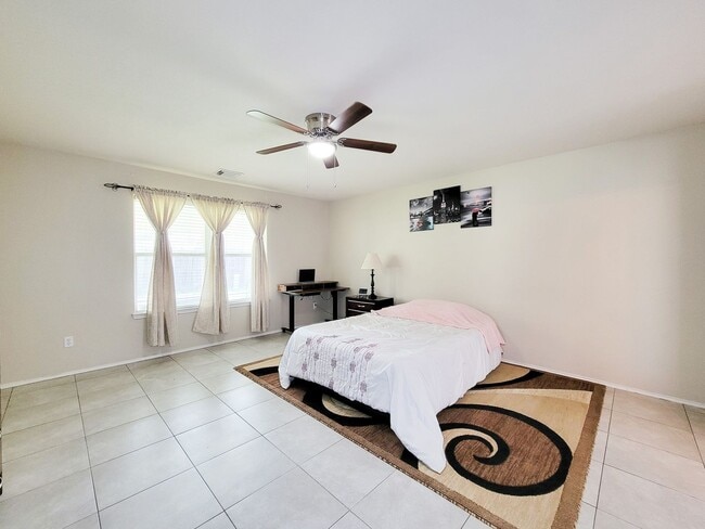 Building Photo - Comfort meets style in this home situated ...