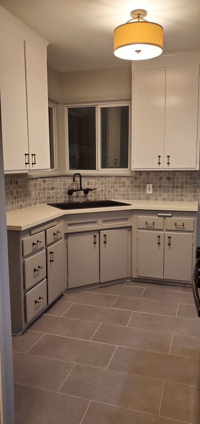 kitchen - 614 N Madison Ave