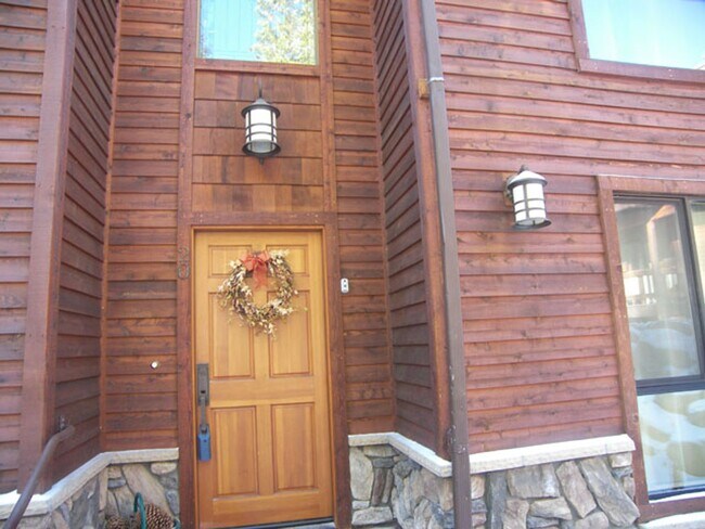 Building Photo - 3 Bedroom with a Summer Pool - Across from...