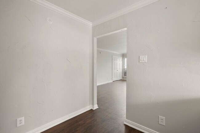 Building Photo - 4534 University Blvd