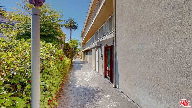 Building Photo - 144 N Hamilton Dr