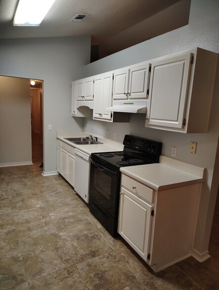 Kitchen - 574 Rough Leaf Ln
