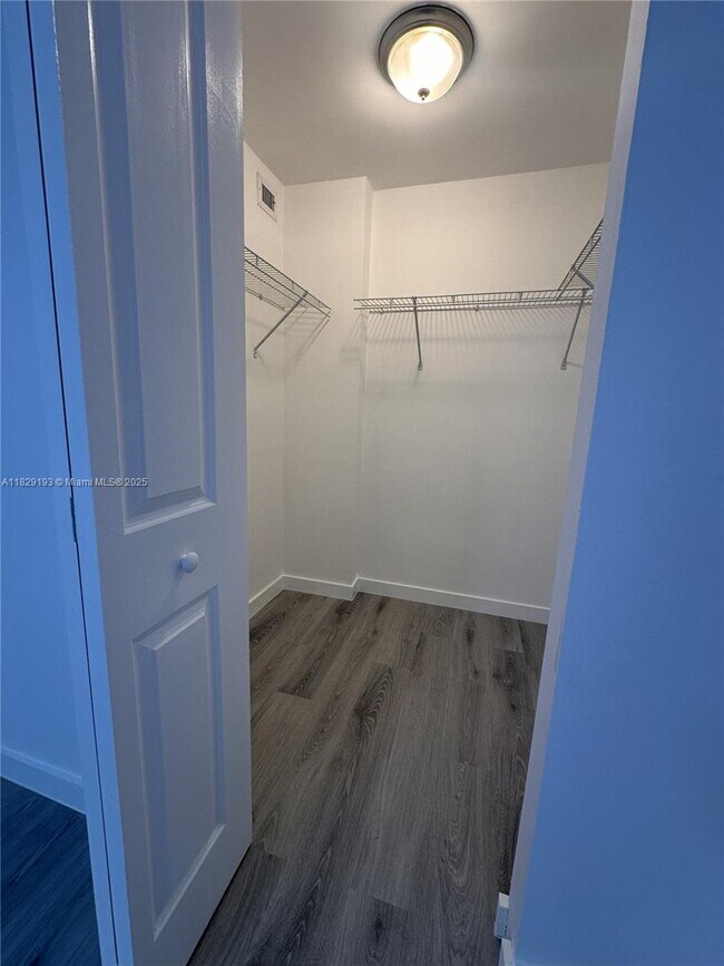 Building Photo - 9301 SW 92nd Ave