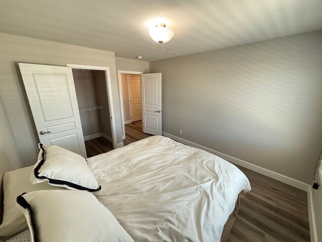 Building Photo - Contemporary 4Bed/3Bath/3 Car/+ Loft -residence located in the Silverado Ranch area