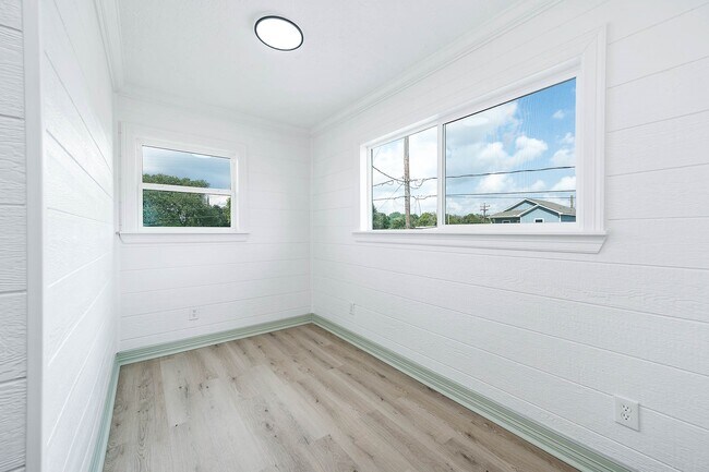 Building Photo - 106 Palm Dr