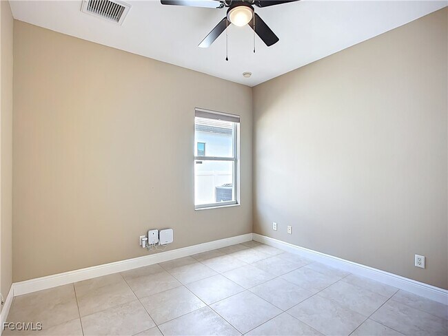 Building Photo - 4930 SW 25th Ct